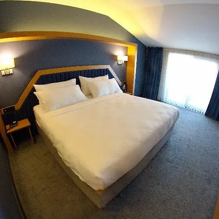 Hotel Roof 264 & 3*